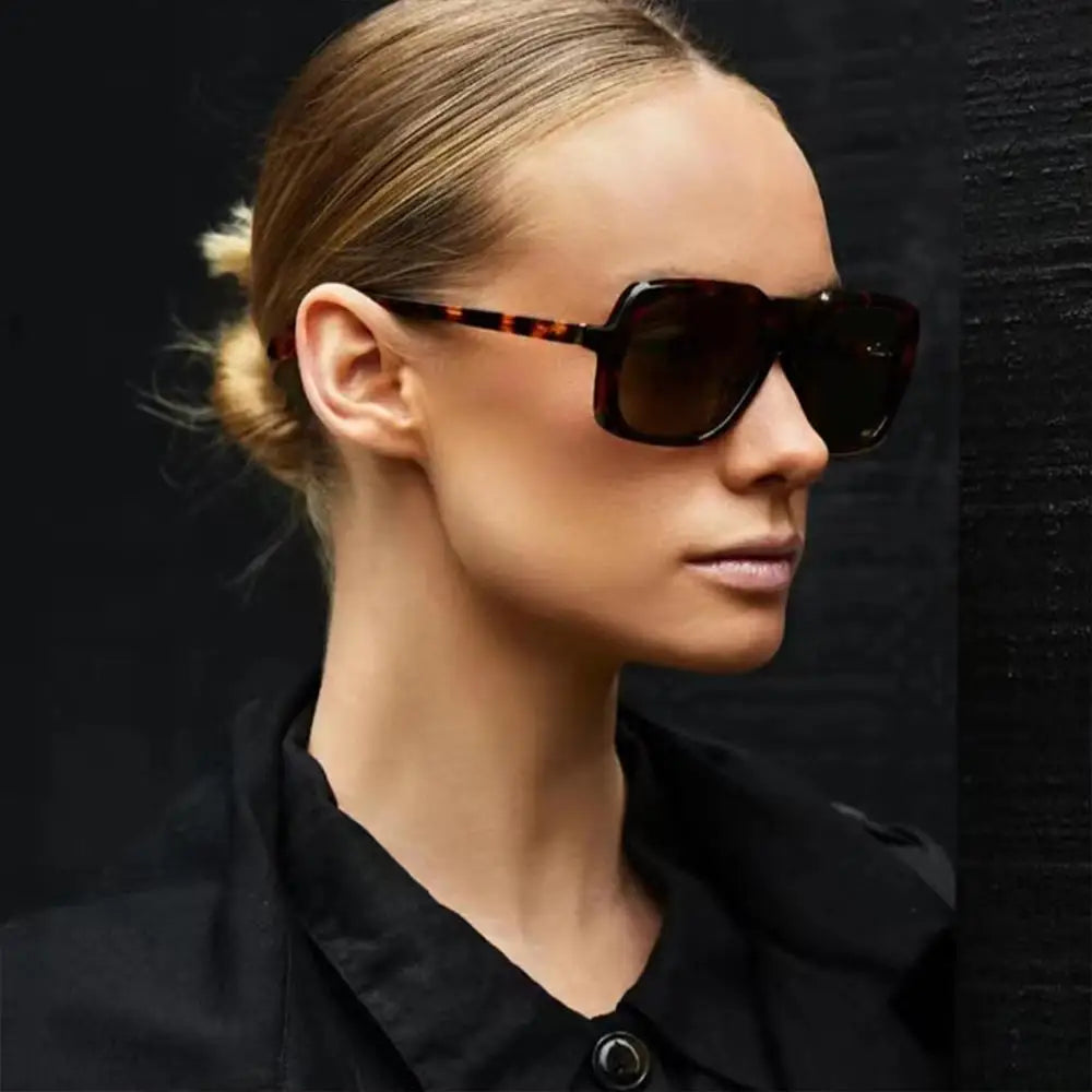Beach Sunnies Sun Glasses Vintage Sunglasses For Women and Men Clear Ocean Gradient Lens Retro Shades Eyewear Summer Accessory